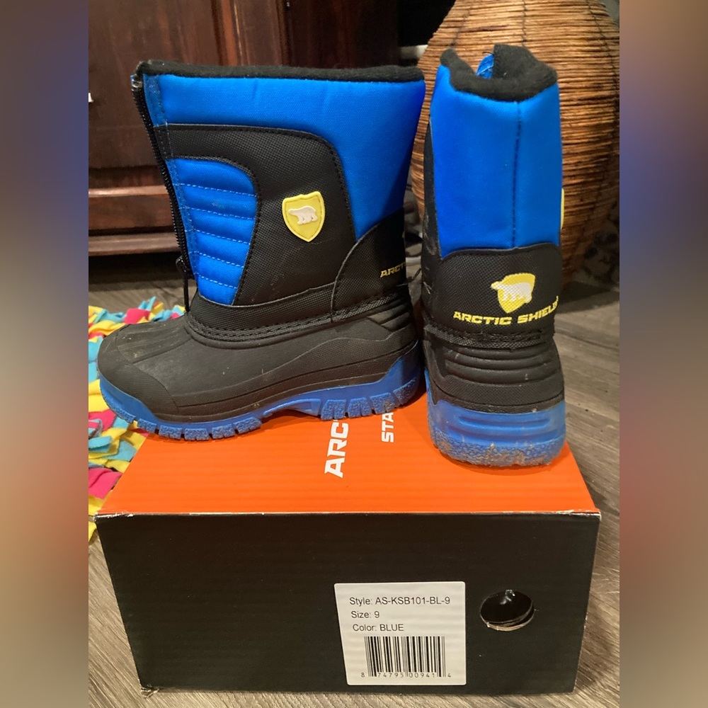 Artic Shield Snow Boots. Toddler size 9.  Waterproof, warm, easy on/off!